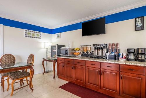 a kitchen with a counter top with a microwave at Rodeway Inn in Bushnell