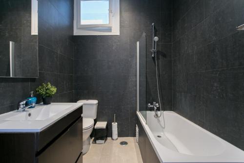 Bathroom sa Principe by Central Hill Apartments