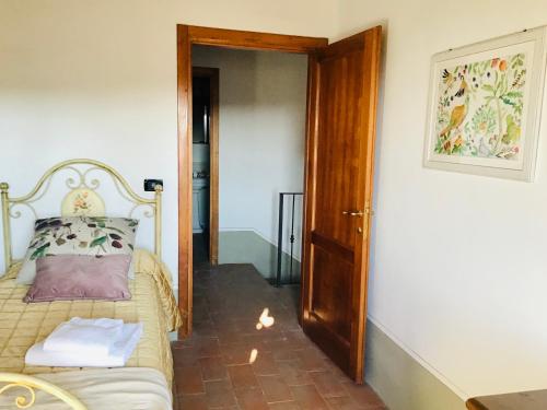 Borgo Fastelli - House in historical Borgo in Tuscany - Querciaにあるベッド