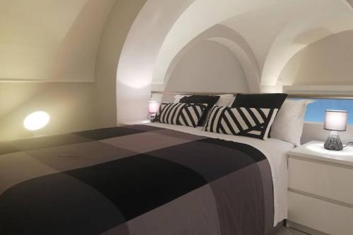 A bed or beds in a room at Palazzo D'Arrigo White Loft