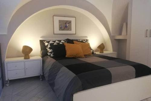 een slaapkamer met een groot bed en een gewelfd plafond bij Palazzo D'Arrigo Black Loft in Catania