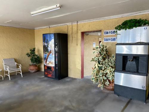 ein Zimmer mit einem Verkaufsautomaten neben einer Tür in der Unterkunft Economy Inn in Arcadia