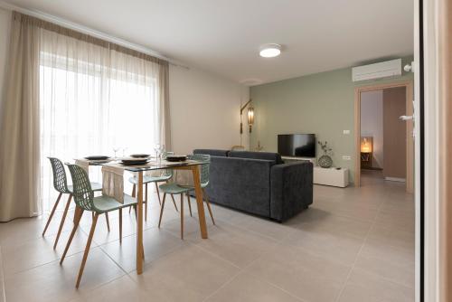 Sea and City Luxurious Apartment