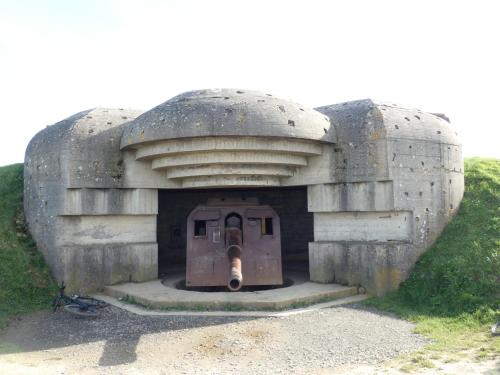 a concrete bunker with a door in the middle at Hôtel Restaurant le clos de l 'Ancien Pressoir in Commes