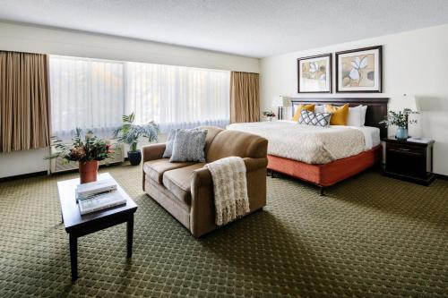 Una cama o camas en una habitación de Chateau Jasper