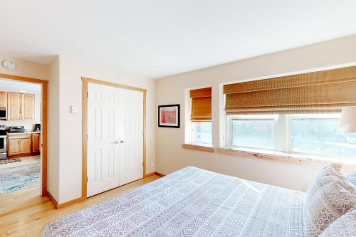 Una cama o camas en una habitación de Jarvis #202