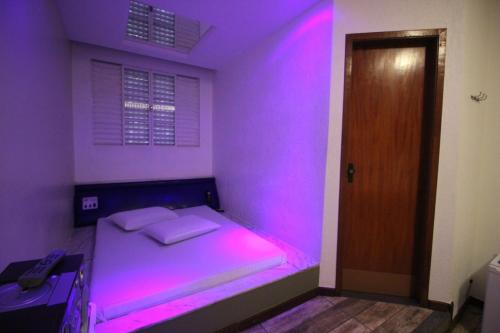 En eller flere senge i et værelse på Motel Strattus (Adults Only)