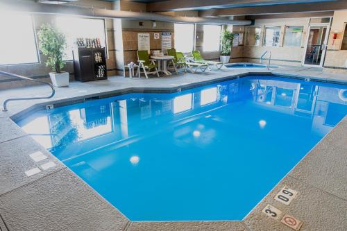 duży basen z niebieską wodą w pokoju hotelowym w obiekcie Explorer Cabins at Yellowstone w mieście West Yellowstone