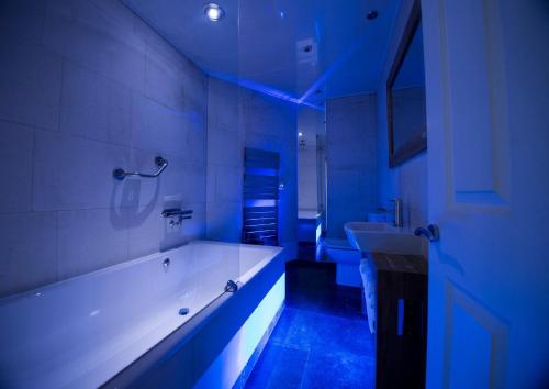 La salle de bains est pourvue d'une grande baignoire et d'un lavabo. dans l'établissement The Frenchgate Restaurant & Hotel, à Richmond