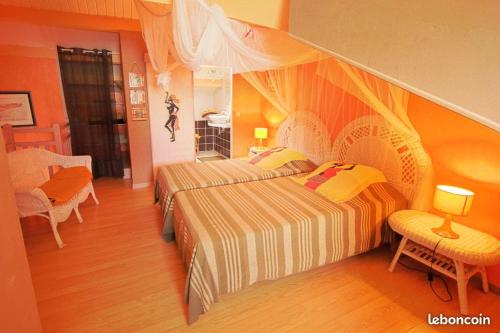 ein Hotelzimmer mit 2 Betten und einer Treppe in der Unterkunft VILLA CREOLE in Saint-François