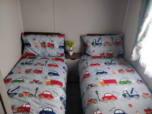 Black Rock Sands Caravan Sleeps 8 tesisinde bir odada yatak veya yataklar