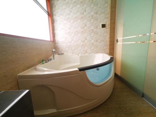 a bathroom with a bath tub and a sink at Residencial Cafferata in Lima