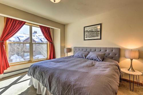 Ένα ή περισσότερα κρεβάτια σε δωμάτιο στο Airy Winter Park Gem with Private Outdoor Hot Tub!