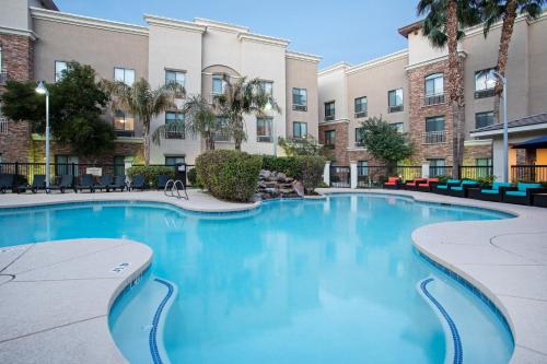 Holiday Inn Express & Suites Phoenix Glendale Dist, an IHG Hotel Image