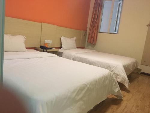En eller flere senge i et værelse på 7Days Inn Guiyang Jinyang Century City Shopping Center