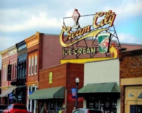 a building with a large ice cream sign on it at Cozy 1 BR Efficiency Apt close to TTU and Downtown in Cookeville