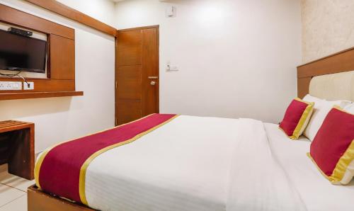 Uma cama ou camas num quarto em The Mount City Near US Consulate