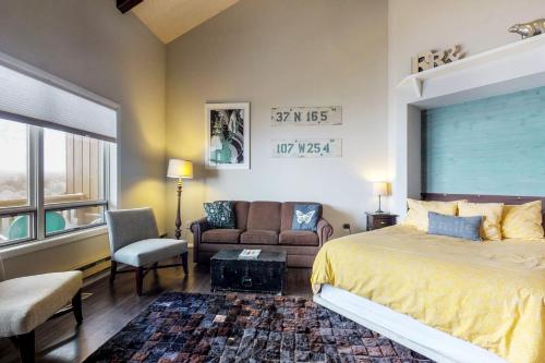 ein Schlafzimmer mit einem Bett und einem Sofa in der Unterkunft Aspenwood 4220 in Pagosa Springs