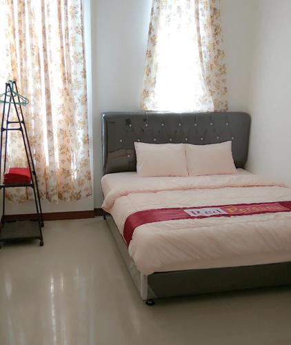 Una cama o camas en una habitación de Red Perdana