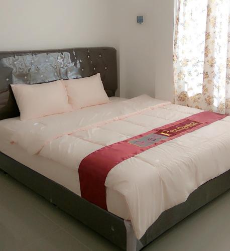 Una cama o camas en una habitación de Red Perdana