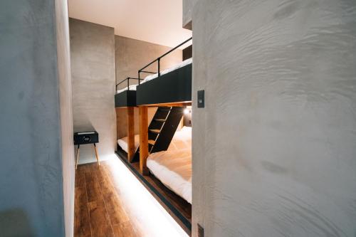 מיטה או מיטות בחדר ב-mizuka Nakasu 1 - unmanned hotel -