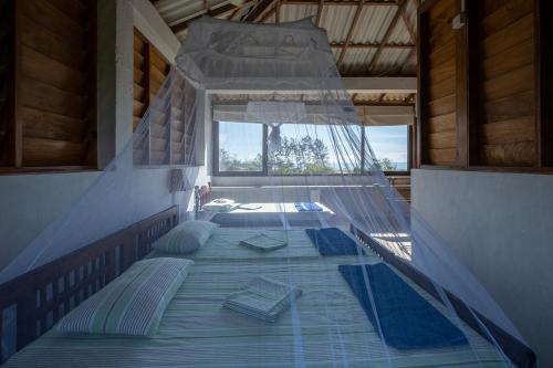 sypialnia z hamakiem w domu w obiekcie Kudakalliya Beach House w mieście Arugam Bay