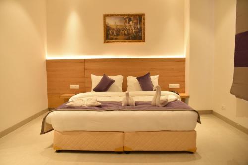 Postel nebo postele na pokoji v ubytování HOTEL ICON Rajpura