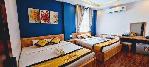 Postel nebo postele na pokoji v ubytování Hoàng Gia Hotel Côn Đảo