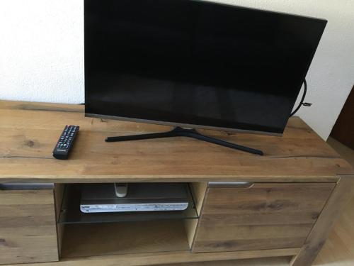 Una televisión o centro de entretenimiento en Tgesa Julia