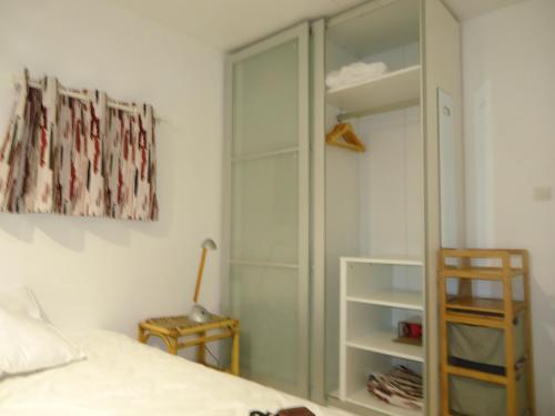 une chambre avec un lit et une armoire vitrée dans l'établissement studio Kelenn à Carantec, à Carantec