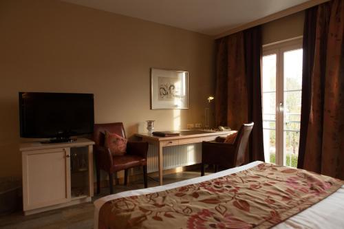 TV a/nebo společenská místnost v ubytování Ampervilla Hotel