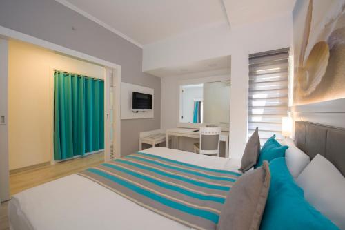 A bed or beds in a room at TUI BLUE Tropical