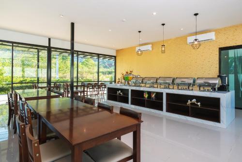 Ресторан / где поесть в Thames Tara Private Pool Villa Rawai Phuket - SHA Extra Plus