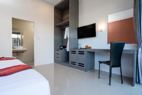 Телевизор и/или развлекательный центр в Thames Tara Private Pool Villa Rawai Phuket - SHA Extra Plus