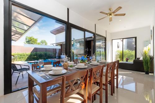 Патио или другая зона на открытом воздухе в Thames Tara Private Pool Villa Rawai Phuket - SHA Extra Plus