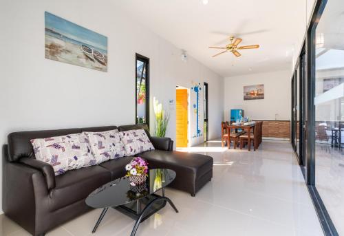 Гостиная зона в Thames Tara Private Pool Villa Rawai Phuket - SHA Extra Plus
