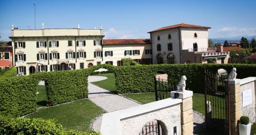 Сад в Madonna Villa Baietta