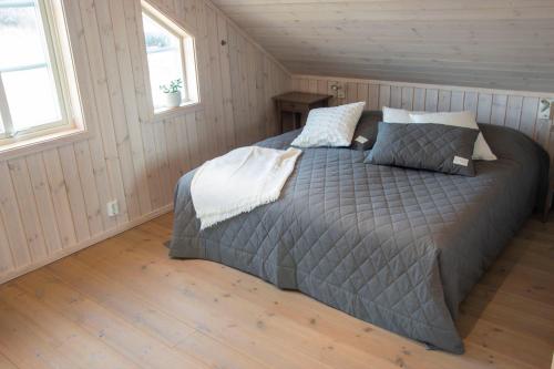 a bedroom with a large bed in a room at Everts Sjöbods Bed & Breakfast in Grebbestad