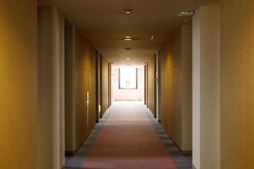 an empty hallway with a hallwayngthngthngthngthngthngthngthngthngthngth at Fukuno Town Hotel A・Mieux in Nanto