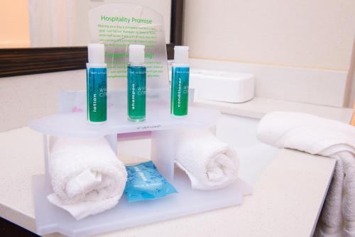 łazienka z ręcznikami i szczoteczkami do zębów na półce w obiekcie Holiday Inn Express & Suites Monroe, an IHG Hotel w mieście Monroe