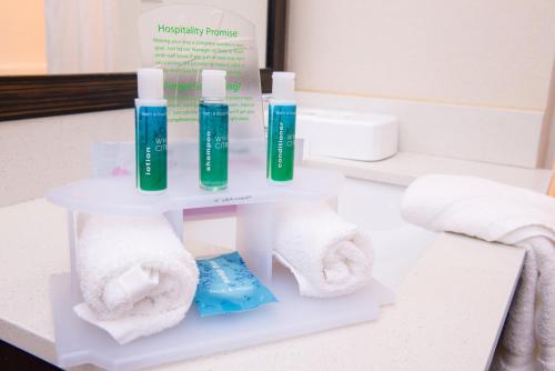 baño con toallas y cepillos de dientes en un estante en Holiday Inn Express & Suites Monroe by IHG, en Monroe