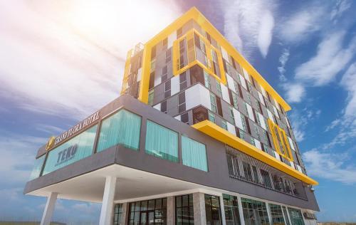 a tall building with the sun in the sky at GRAND FLORA HOTEL in Melaka