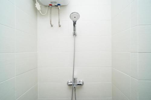 y baño con ducha con cabezal de ducha. en KoolKost near University of Indonesia 2 - Minimum Stay 2 Nights en Pondoktjing Dua