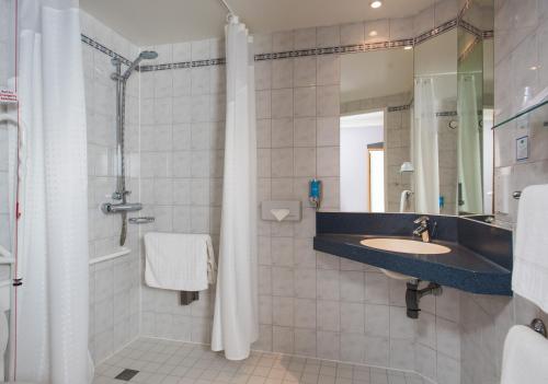 Bathroom sa Holiday Inn Express Bristol Filton, an IHG Hotel