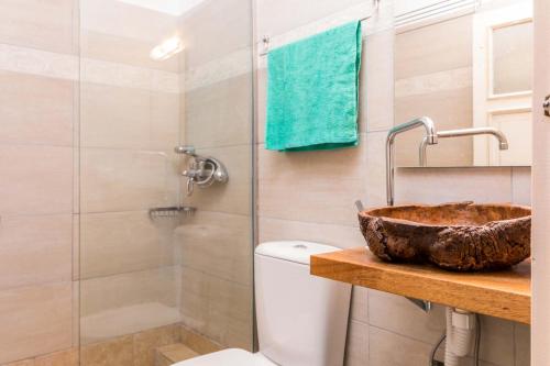 uma casa de banho com um WC, um chuveiro e um lavatório. em La Casa Con La Vista Delle Fortezze by CorfuEscapes em Corfu Town