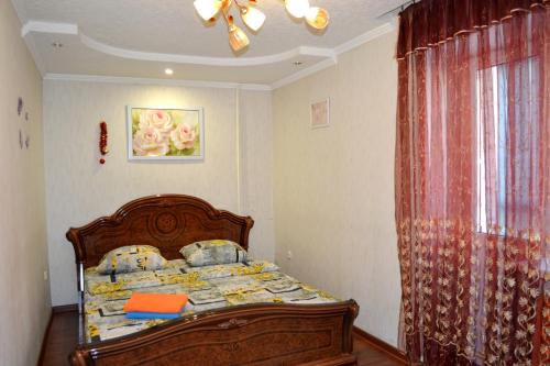 a bedroom with a bed in a room at Apartamenty na Prospekte Pobeda Revolutsii 99 in Shakhty