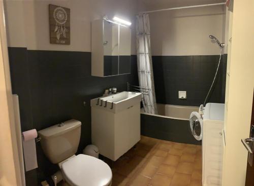 ein Badezimmer mit einem WC, einem Waschbecken und einer Badewanne in der Unterkunft Boost Your Immo Six Fours Les Plages 233 in Six-Fours-les-Plages