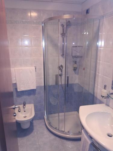 a bathroom with a shower and a sink and a toilet at Palace Hotel Moderno in Pordenone