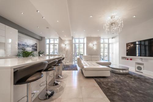 - un salon avec un bar et un canapé dans l'établissement Le Reflet du Lac, à Annecy