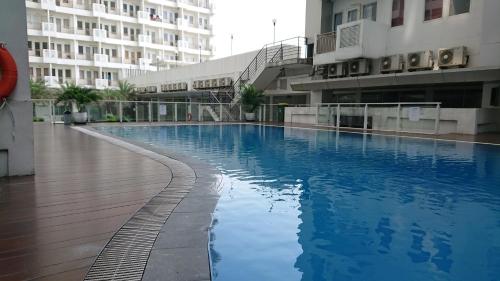 Πισίνα στο ή κοντά στο Kozy Room Sentul Tower Apartemen